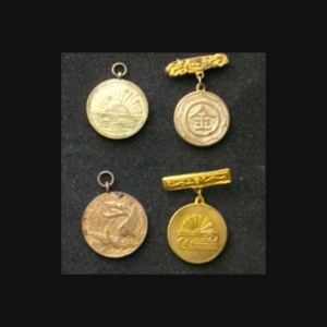 JAPON : quatre médailles de la seconde guerre mondiale de dimension 2,1 cm environ en métal doré