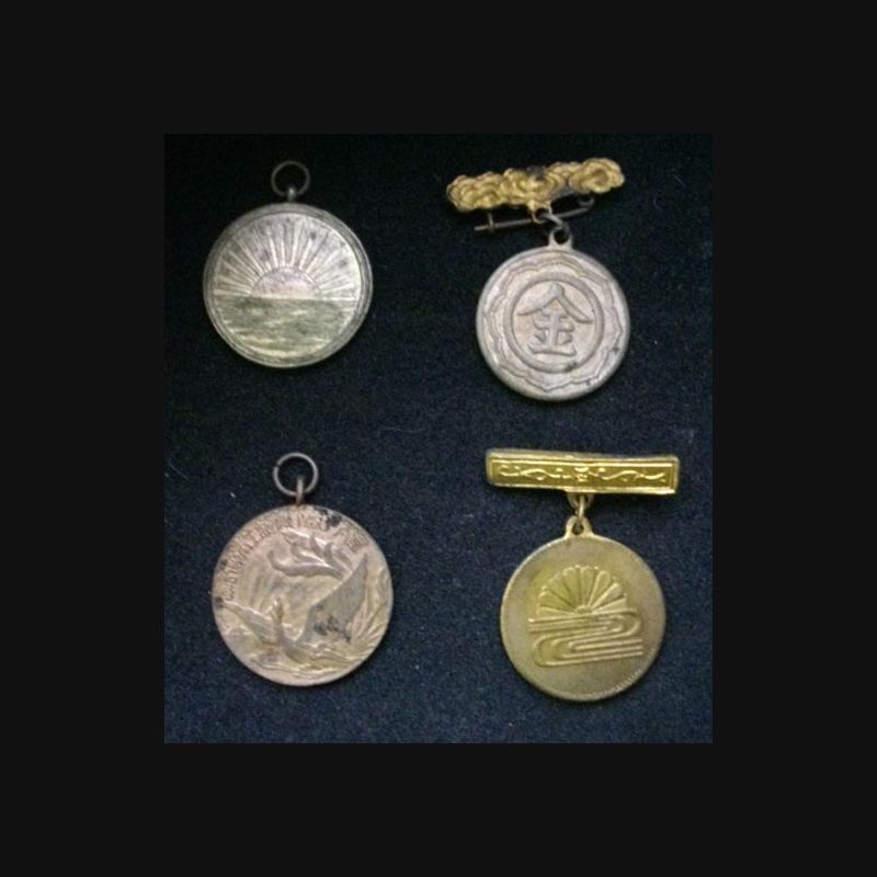 JAPON : quatre médailles de la seconde guerre mondiale de dimension 2,1 cm environ en métal doré