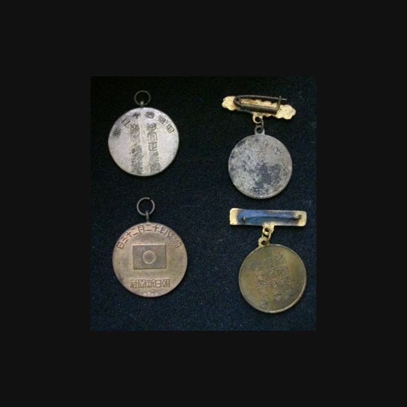 JAPON : quatre médailles de la seconde guerre mondiale de dimension 2,1 cm environ en métal doré