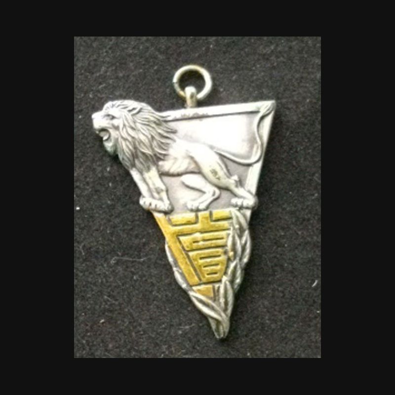 JAPON : médaille de la seconde guerre mondiale de dimension 4,7 cm par 3 cm en métal sans ruban numérotée 77