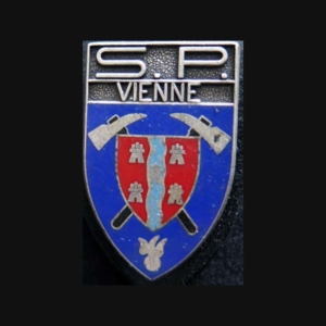 POMPIERS : insigne métallique des pompiers de Vienne (bandeau argent mat) de fabrication Ballard sur son cuir (3)