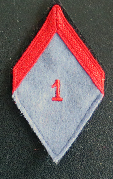 1° COMA : Galon de 1° Classe appelé (PDL) de la 1° section de commis des ouvriers militaire d'administration